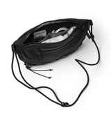 D_b_ Roamer Pro Sling Bag 6L i en mångsidig design som visar väskans öppna fack fyllt med packning mot vit bakgrund.