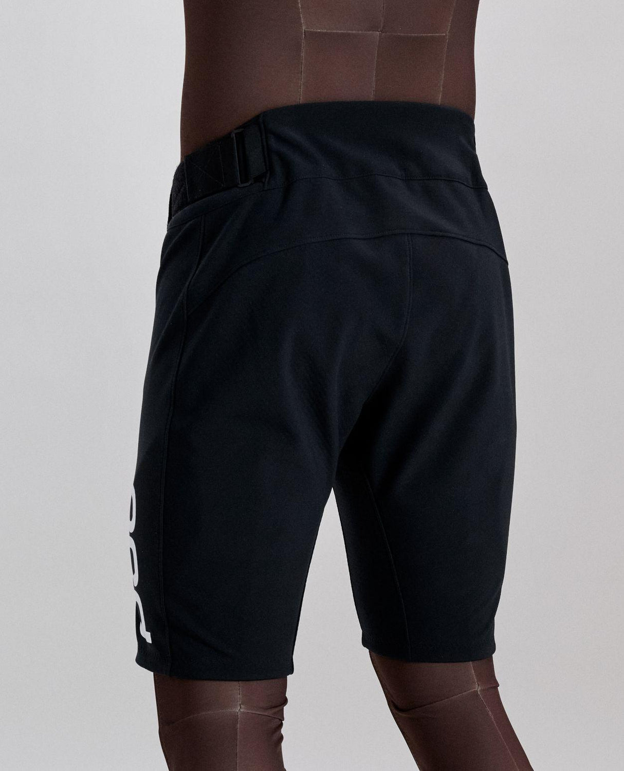 POC Race Shorts i svart färg visade bakifrån på en skidåkare, designade för alpin skidåkning.