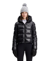 J.Lindeberg Nerina Down Jacket Women i svart, visad framifrån på modell med mössa och skidjacka.