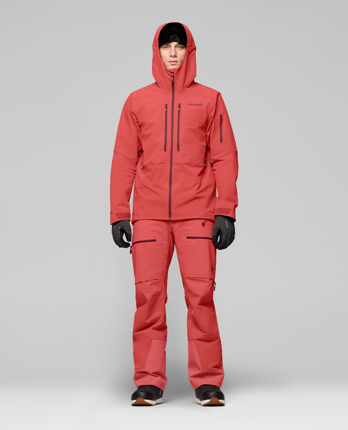 Norrøna Lofoten flex1 Jacket Men i den röda färgen Baked Apple för herrar på Alpingaraget.