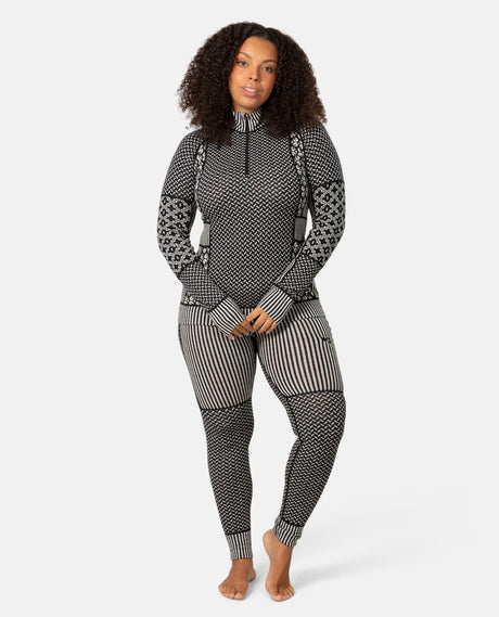 Kari Traa Smekker Half Zip i svart visad på modell i mönstrat underställ av merinoull.