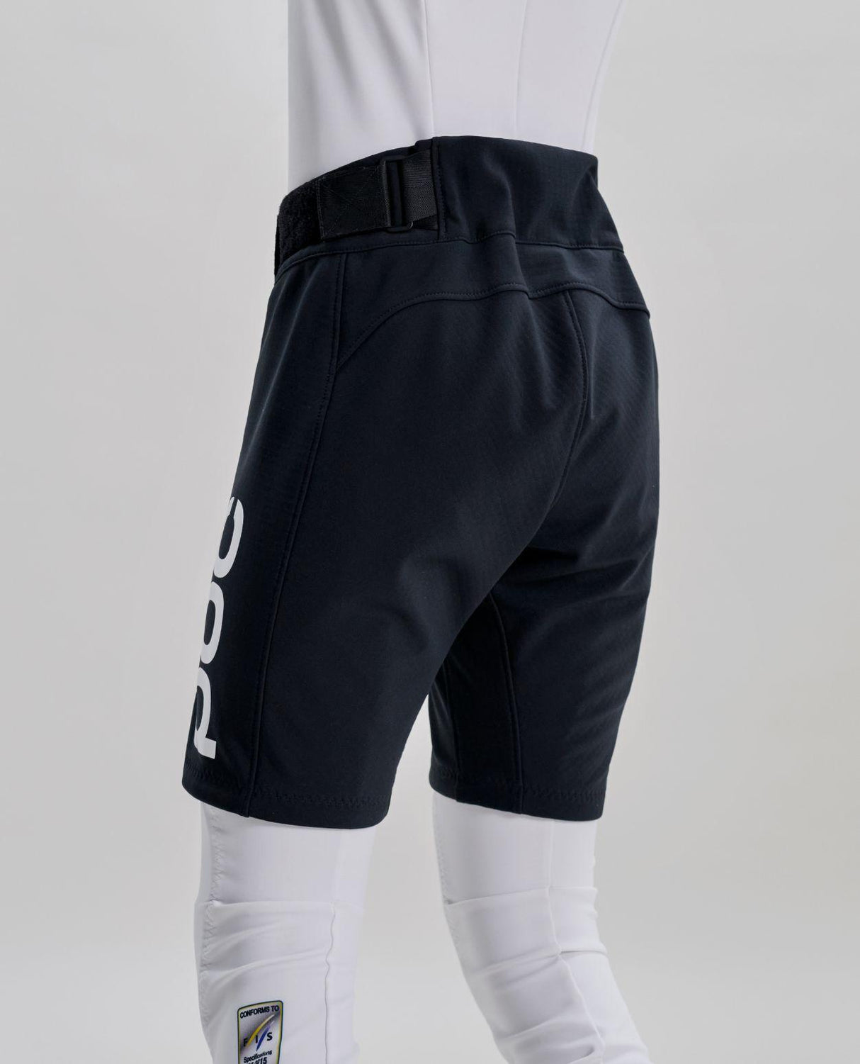 POC Junior Race Shorts i färgen Uranium Black sedda bakifrån.