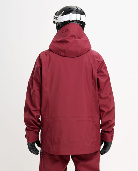 Elevenate Pure Jacket Men - Tibetan Red bakifrån med huva och skidhjälm - Alpingaraget
