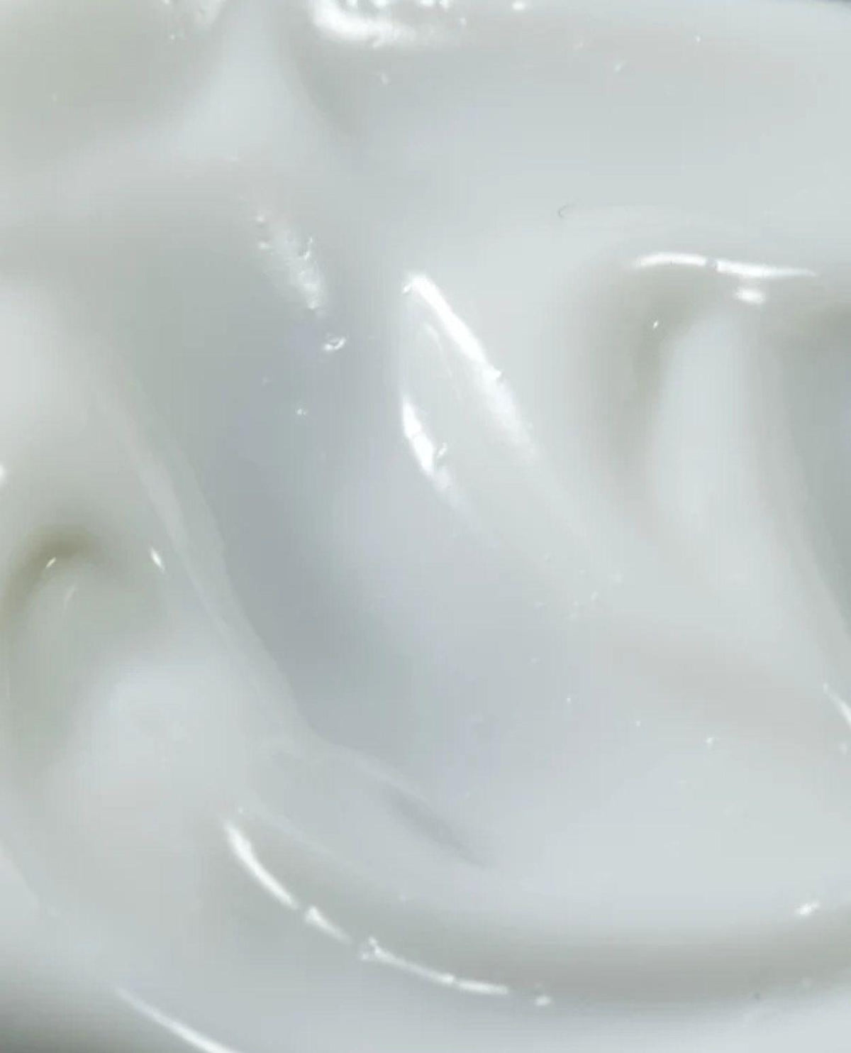 Närbild på den vita och krämiga konsistensen hos Gun Ana Restore Barrier Cream.