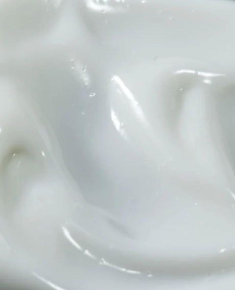 Närbild på den vita och krämiga konsistensen hos Gun Ana Restore Barrier Cream.