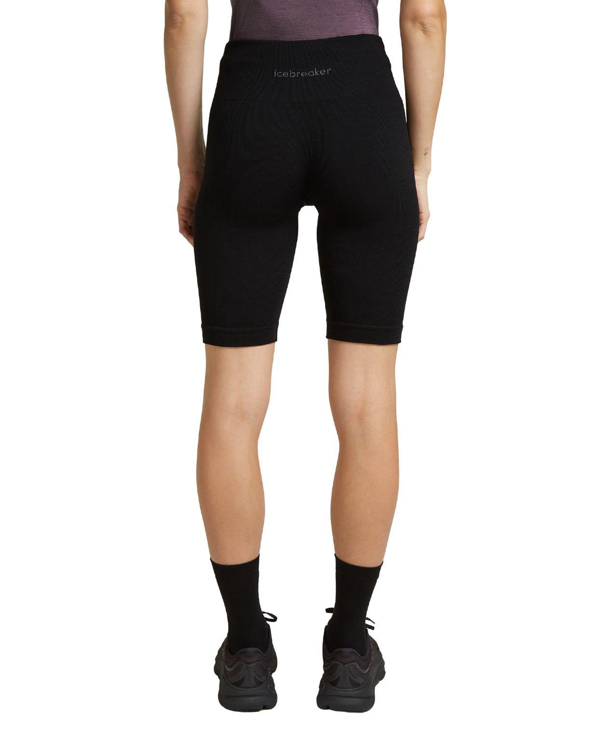 Icebreaker Merino Seamless Rib High Rise Shorts för dam i svart, visade bakifrån.
