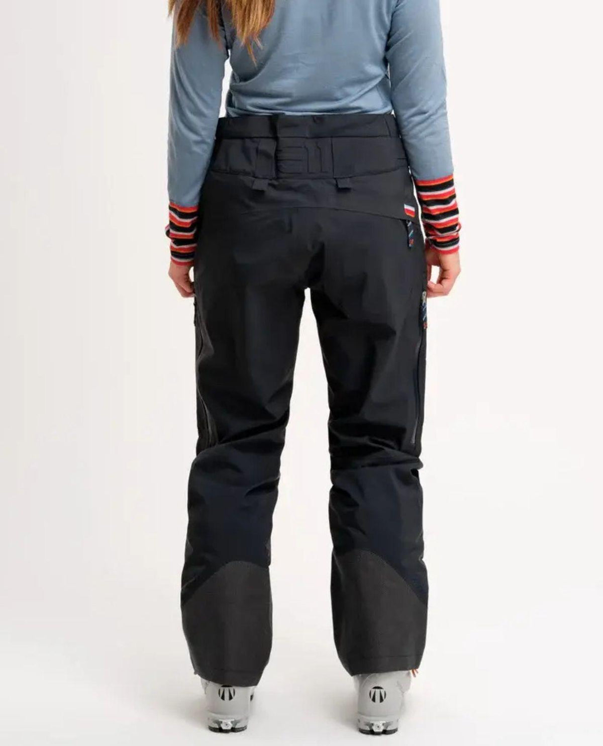 Bakifrånvyn av Elevenate Pure Pants för dam i färgen Dark Ink Solid, mörka skidbyxor med förstärkningar på benen.