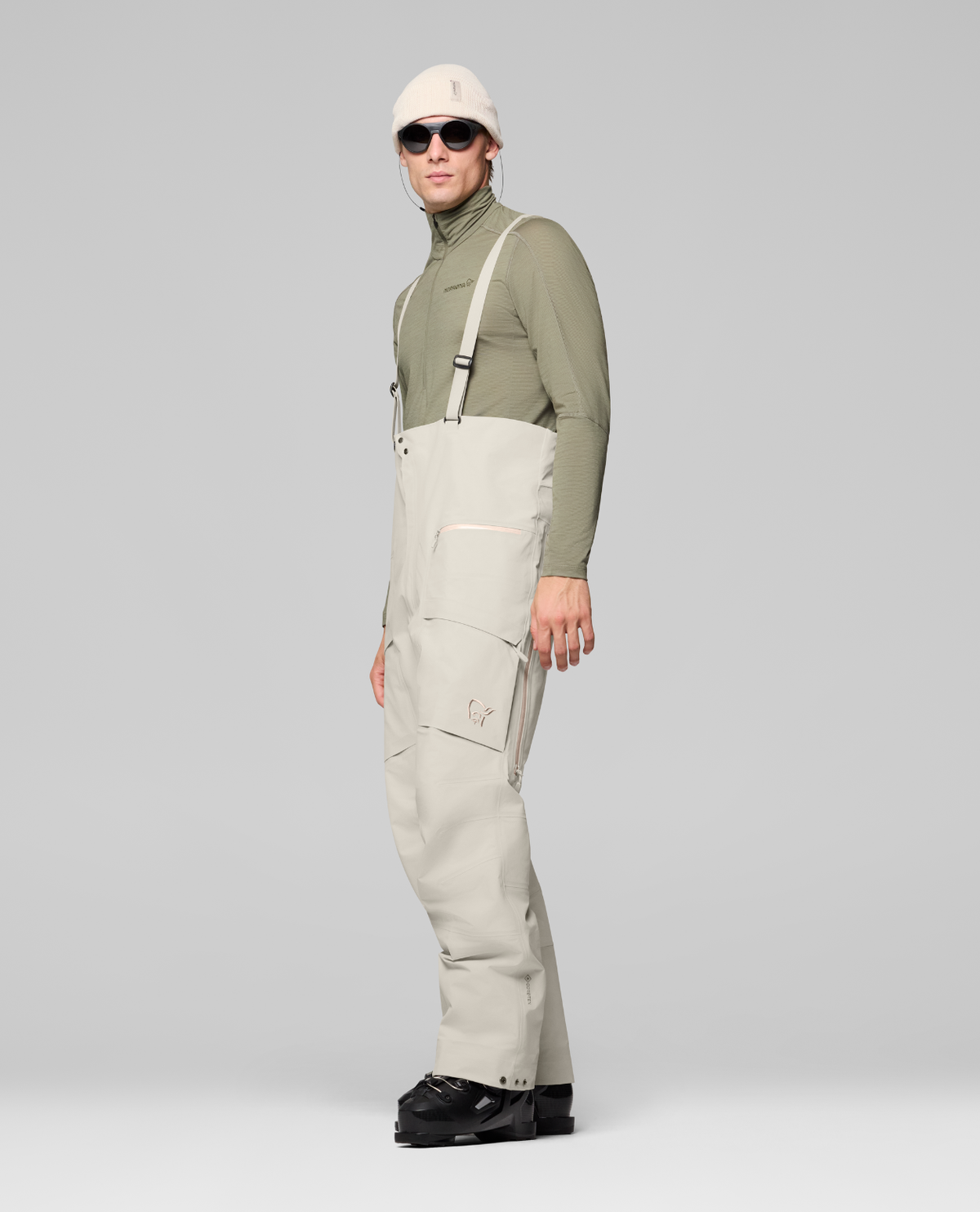 Norrøna Møre Gore-Tex Salopette Men - Oatmeal skidbyxor för herr i vitt och snygg passform.