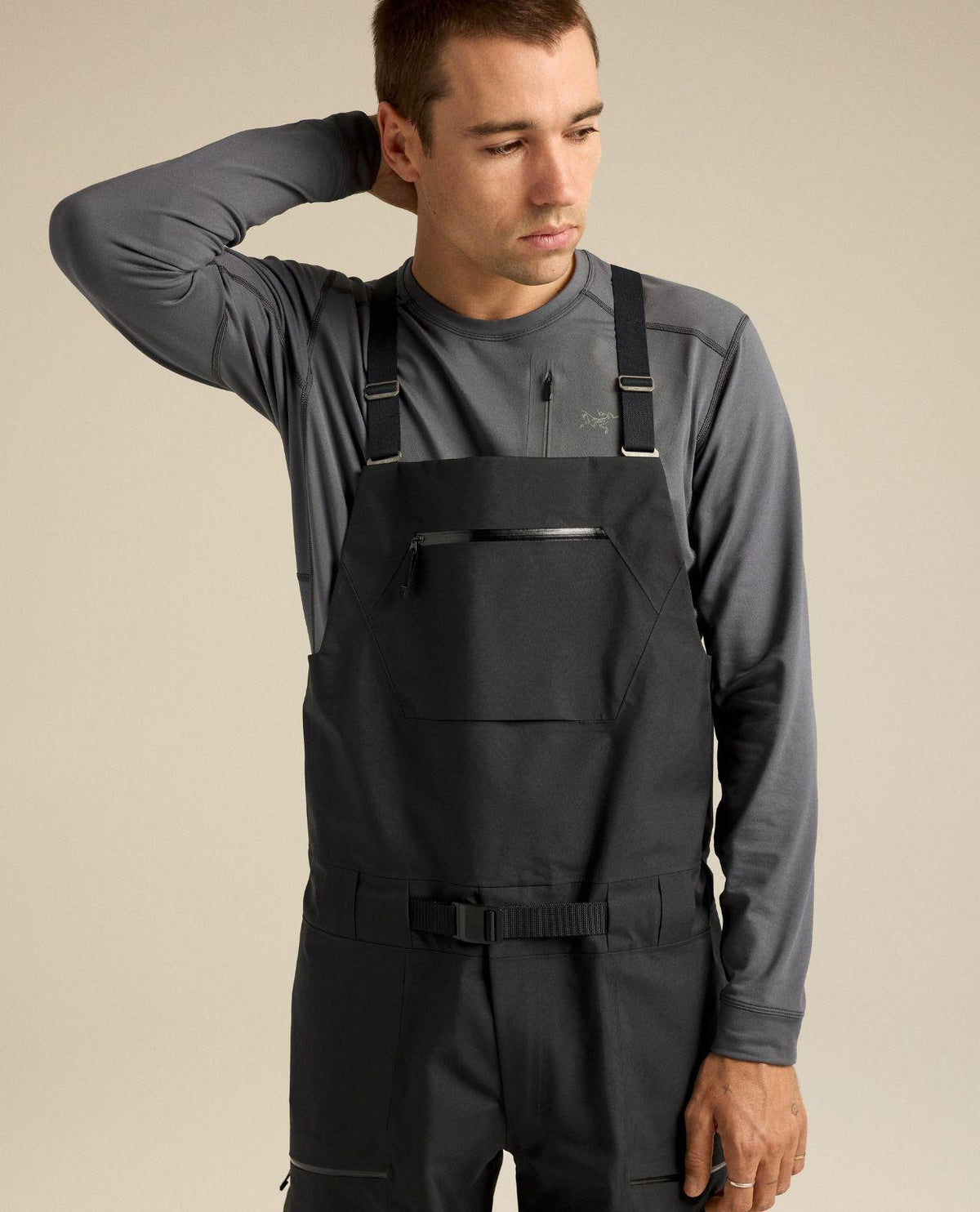 Arc'teryx Sabre Bib Men i svart färg med bröstficka visad på modell