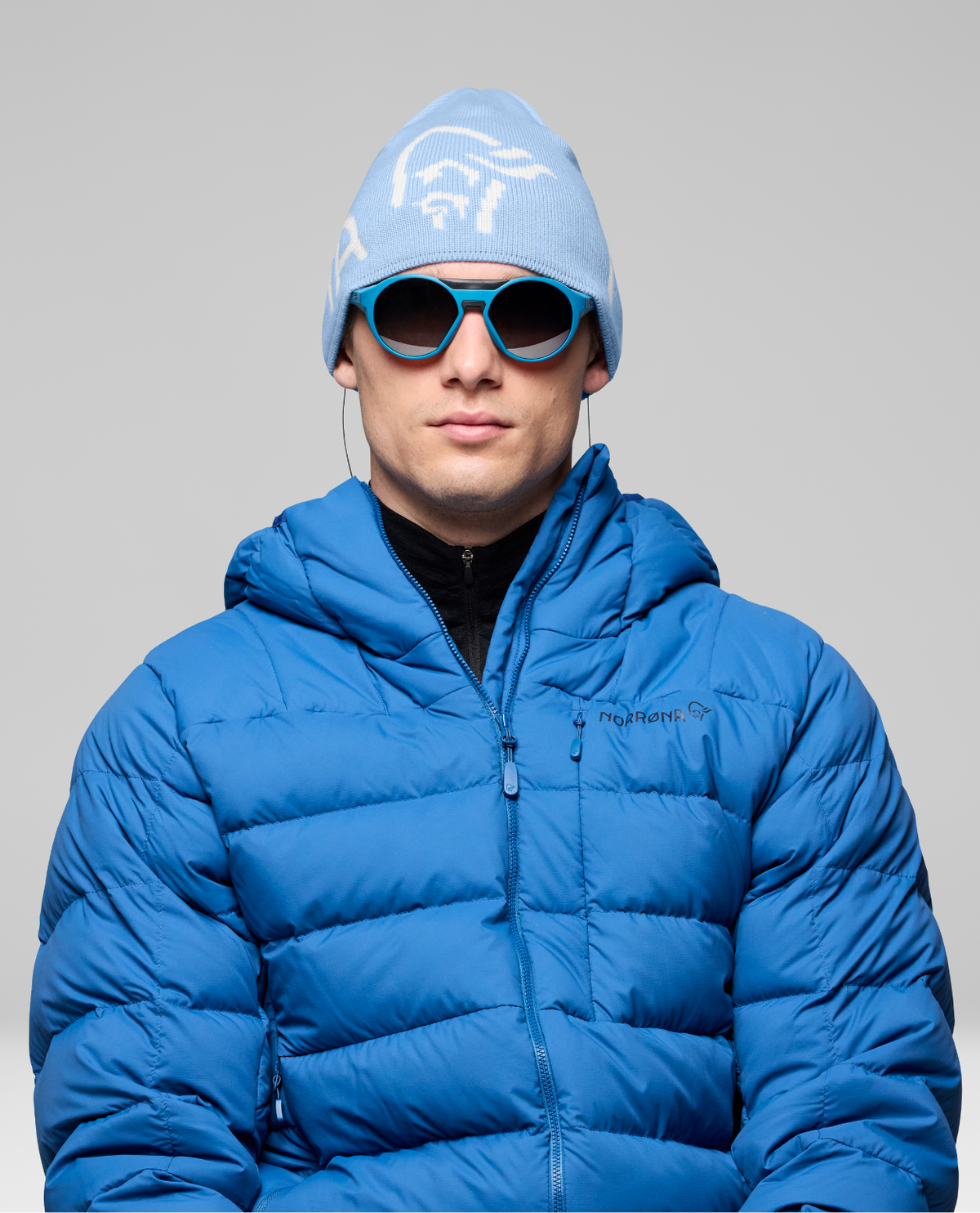 Norrøna /29 mid merinoUll Logo Beanie i färgen Allure blå på modell med matchande jacka.