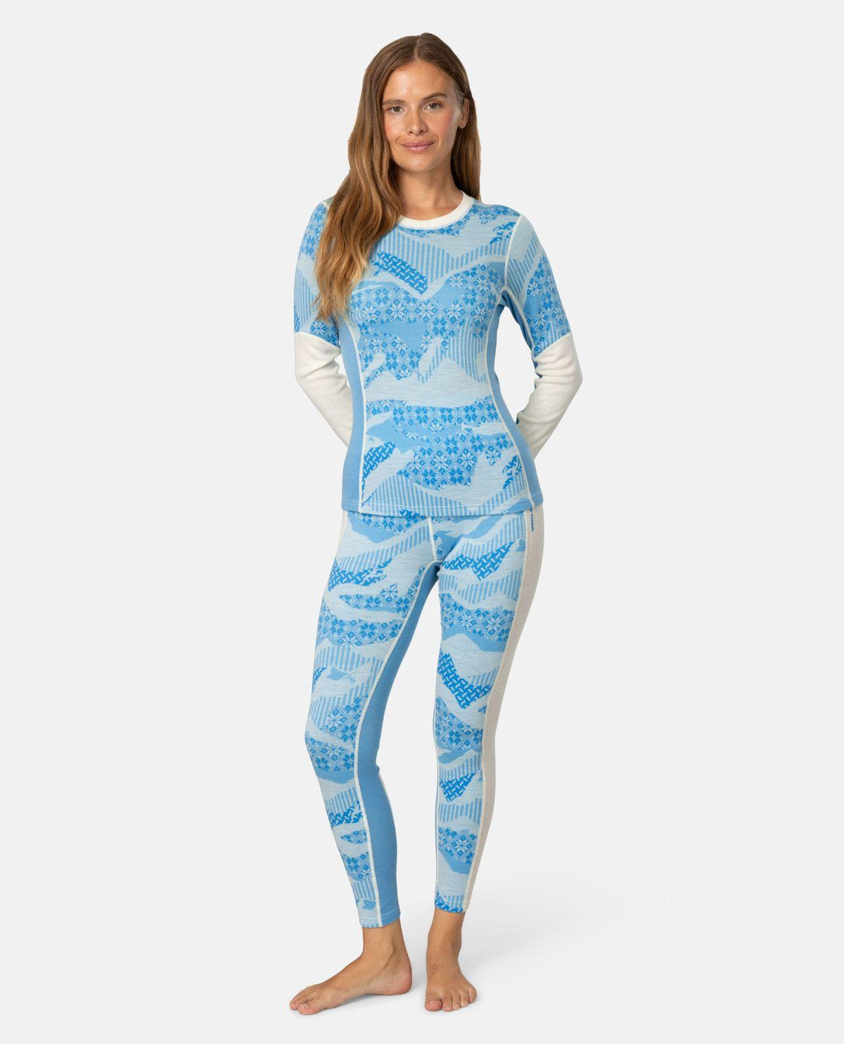 Kari Traa Olea underställ på modell i blått merinoullmaterial med nordiskt mönster.