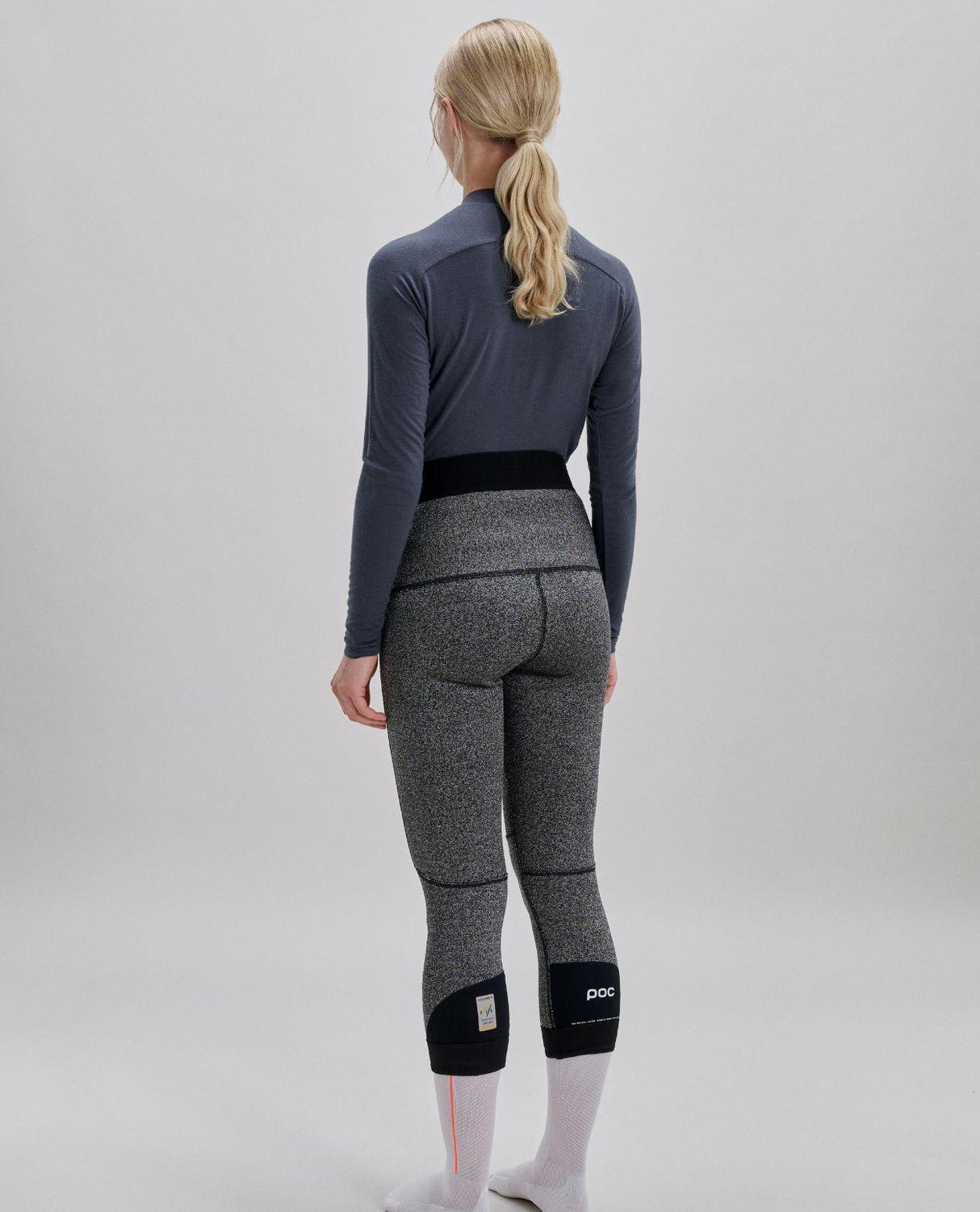 POC Layer Cut Resistant Tights Women i färg Uranium Black visas bakifrån på modell för dam.
