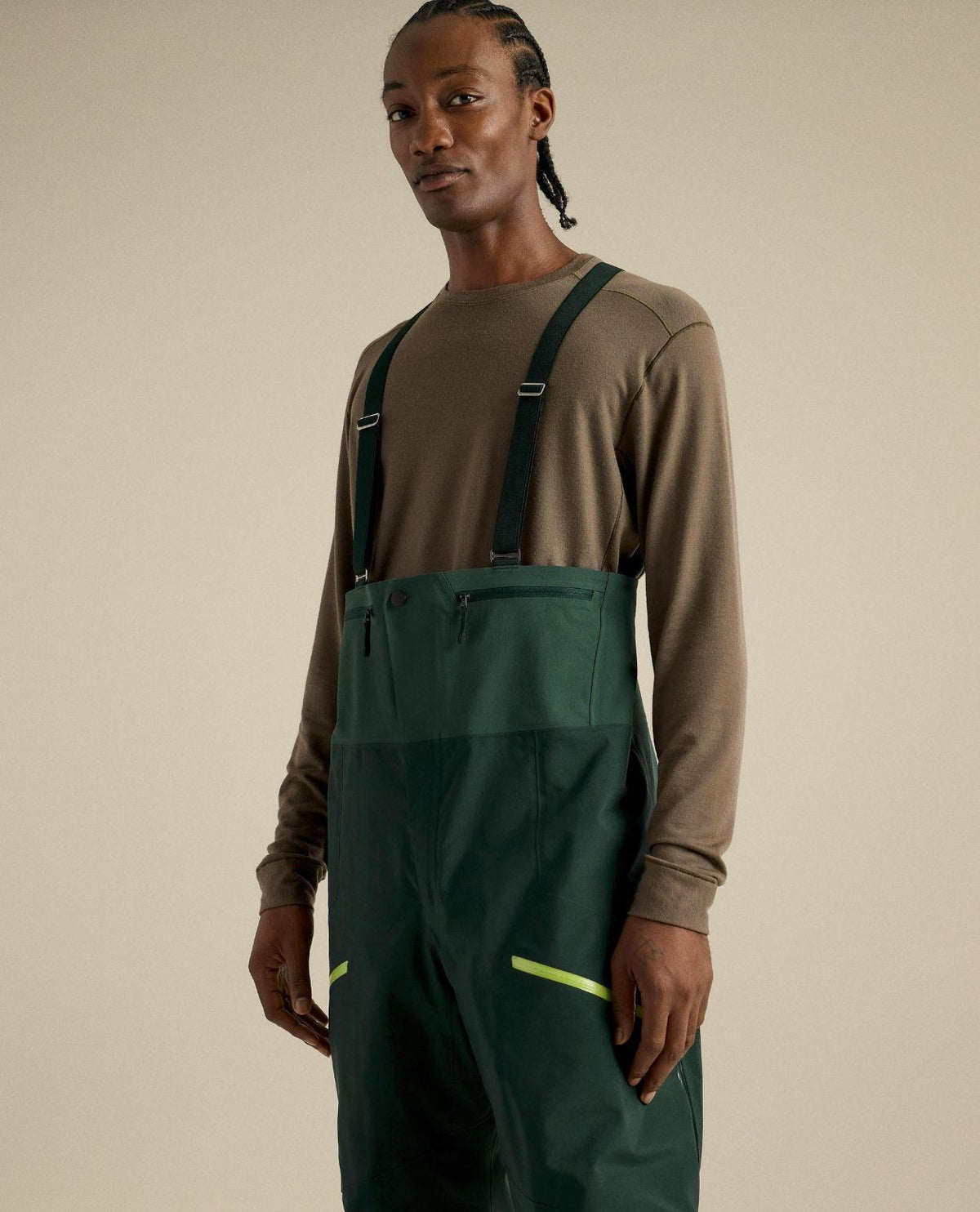 Arc'teryx Rush Bib Men mörkgröna skidbyxor för herrar med hängslen och slitstark passform