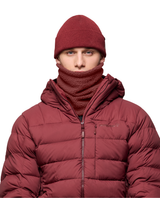 Norrøna /29 warm3 Neck i vinrött buren av modell med matchande mössa och dunjacka.