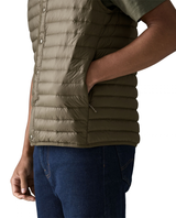 Patagonia LW Down Sweater Vest Men i färgen Basin Green som visar fickdetaljer.