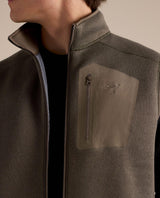 Närbild på Arc'teryx Covert Vest Men i färgen Mongoose Heather som visar bröstficka och detaljer.