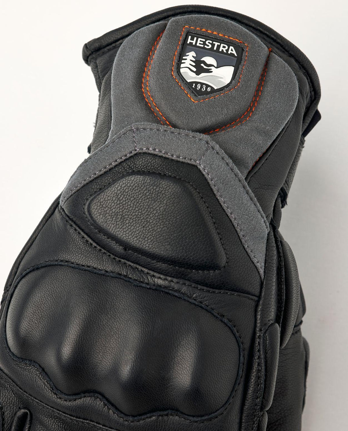 Hestra Impact Racing Sr 5 Finger knogskydd i svart läder med Hestra-logga.