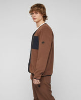 Mammut Moonstone Hybrid ML Cardigan i brunt och svart, visad i profil på modell.