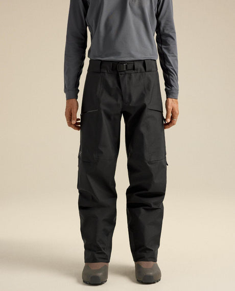 Arc'teryx Sabre Pant Men - Svarta GORE-TEX-skidbyxor framifrån på modell.