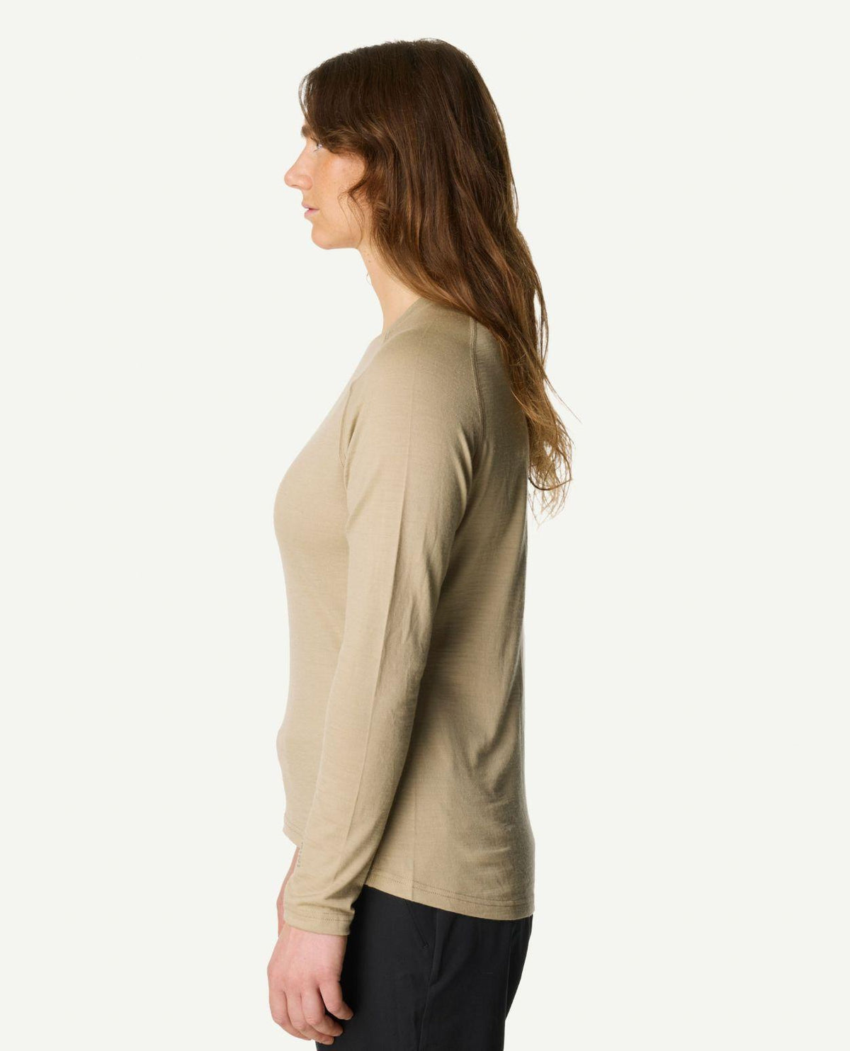 Kvinna i profil som bär Houdini Puremerino Crew Women i färgen powder green.