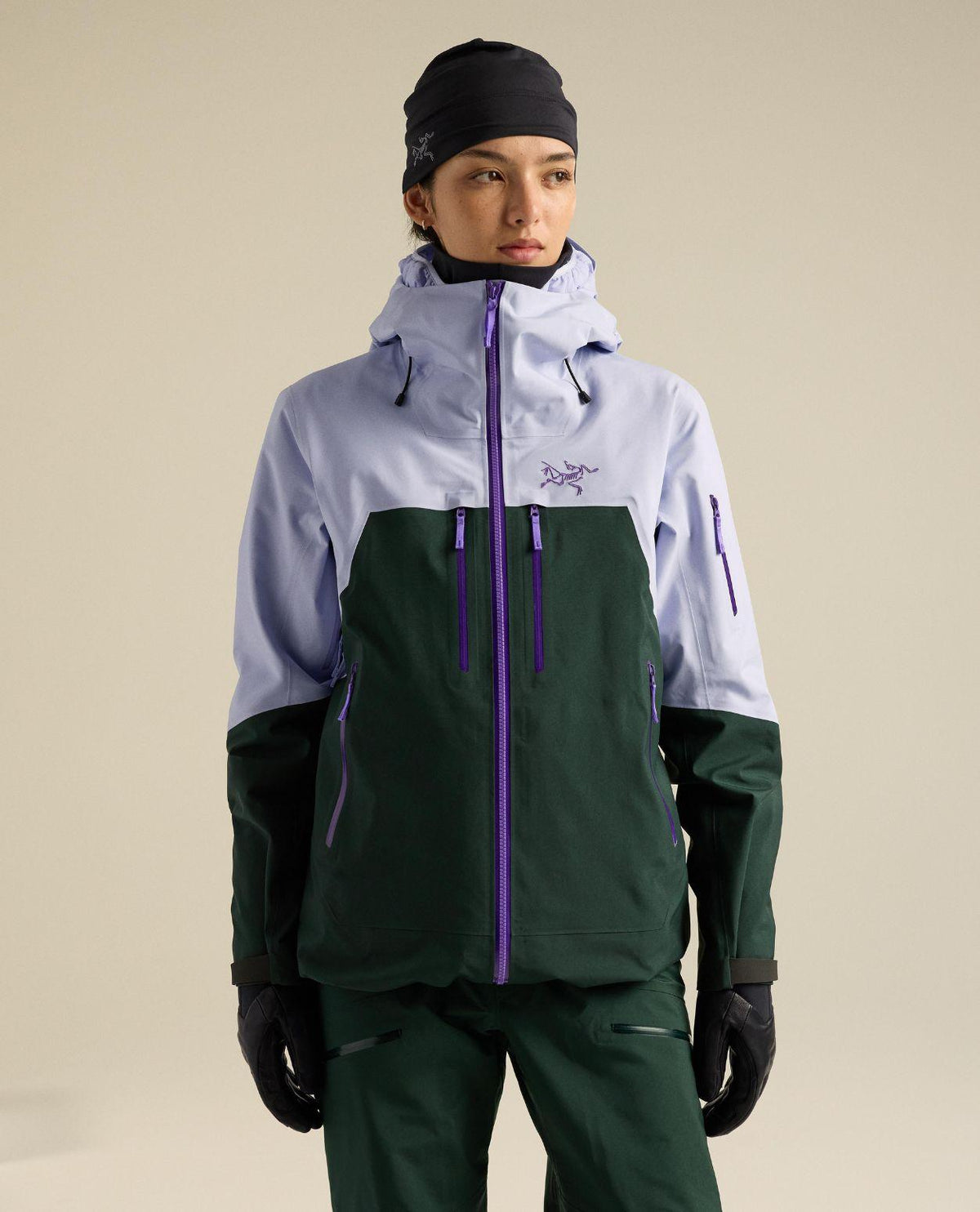 Modell som visar Arc'teryx Rush Jacket Women i färgkombinationen mistline och mörkgrönt.