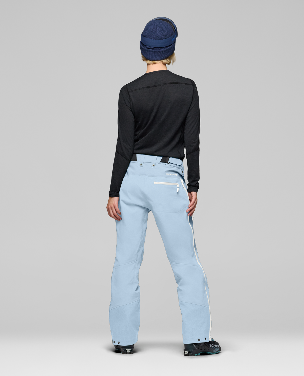 Norrøna Lofoten Gore-Tex Pro Skidbyxor Dam i färgen Cashmere Blue bakifrån visade med pjäxor.