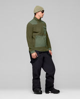 Norrøna Tamok warm3 Jacket Men i Olive Night och Deep Lichen Green, modellbild från sidan.