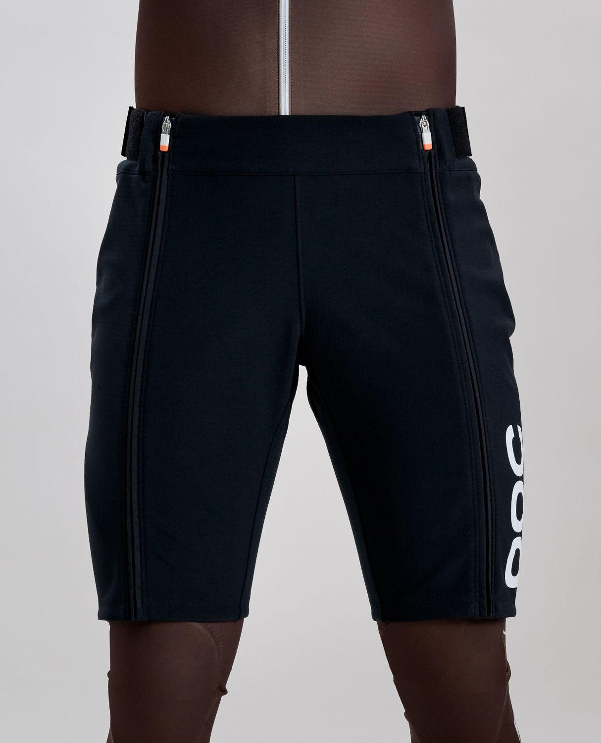 POC Race Shorts för herrar i färgen Uranium Black, visade framifrån med dragkedjor längs sidorna.
