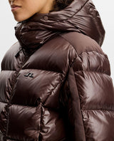 J.Lindeberg Nerina Down Jacket Women i brun färg – närbild på bröstdetaljer och huva.