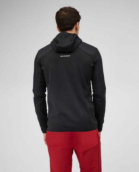 Mammut Aenergy ML Hybrid Hooded Jacket Men i svart sett bakifrån på skidåkare.