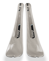 Nordica Unlimited DC i vit och svart design, stående topptursskidor för skidentusiaster.