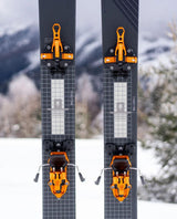 ATK Freeraider 15 EVO oranga topptursbindningar monterade på skidor för friåkning.