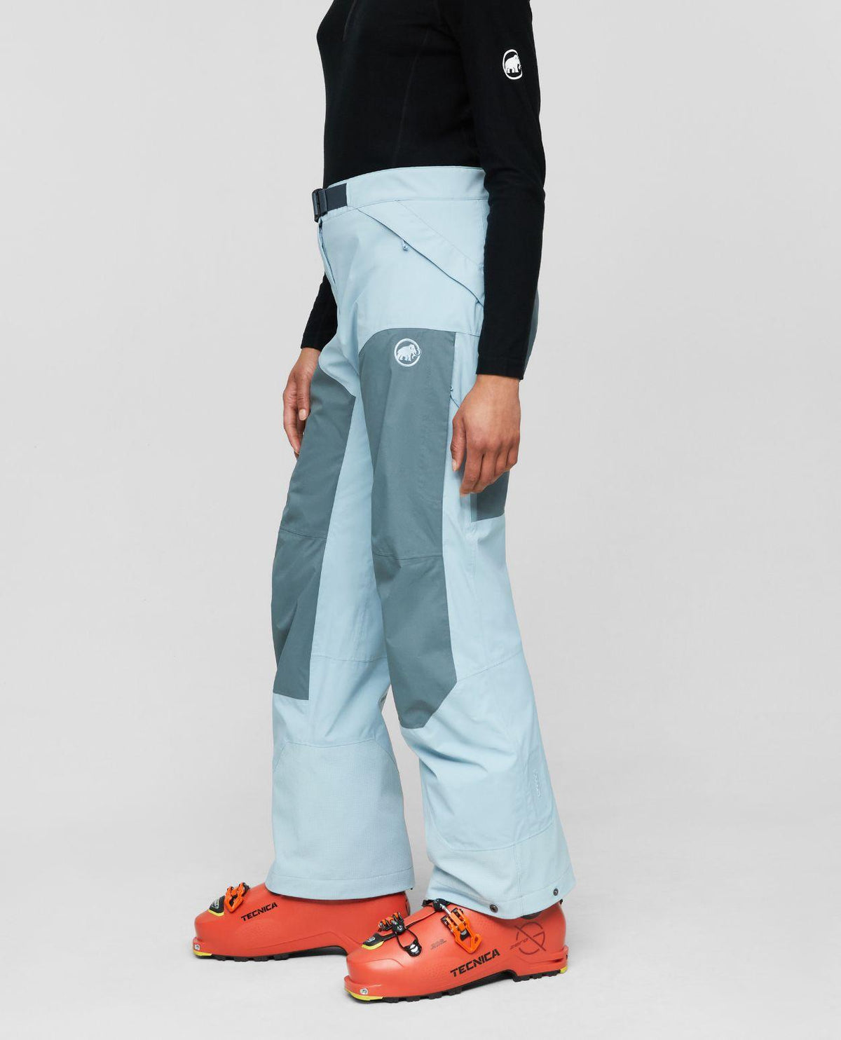 Mammut Haldigrat Gore-Tex HS Thermo Pants Women i färgerna Nebla och Strata med skidpjäxor på.