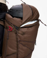 Klättermusen Gyme Backpack 25L i Slate Brown som visar smidig hjälmförvaring på utsidan.