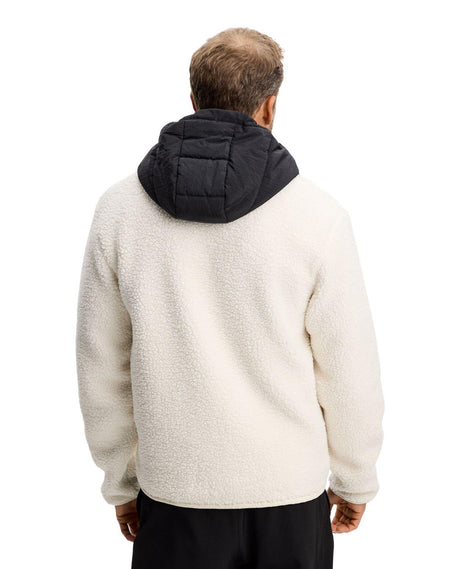 J.Lindeberg Varek Hybrid Zip Hood Men i färgen tofu, visad bakifrån med fokus på det beige fleecematerialet och den svarta huvan.