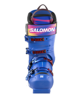Salomon S/Pro Race 140 alpinpjäxa i blå färg med röd- och vitdetaljer framifrån.