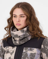 En person bär den grå fleecenacken från Mons Royale i mönstret Mtn Camo Moonstone runt halsen.