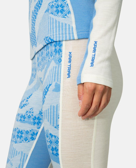 Närbild som visar merinoullen och logotypen på Kari Traa Olea Half Zip i färgen Ocean.