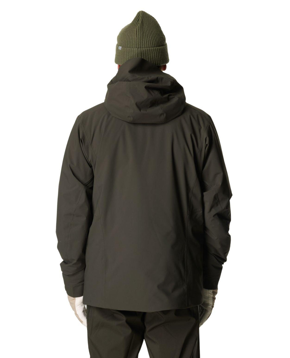 Baksidesvy på en man som bär Houdini Ride Insulated Jacket i färgen grön illusion och matchande mössa.