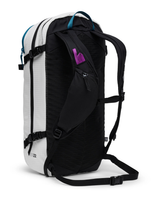 Black Diamond Helio 22 Backpack i färgerna chalk och svart visad bakifrån med axelremmar och detaljer.
