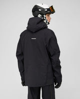 Mammut Eiger Free Pro HS Hooded Jacket i svart sett bakifrån på skidåkare.