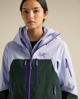 Arc'teryx Rush Jacket Women i färgerna mistline och mörkgrönt på modell, en mångsidig skidjacka för damer.
