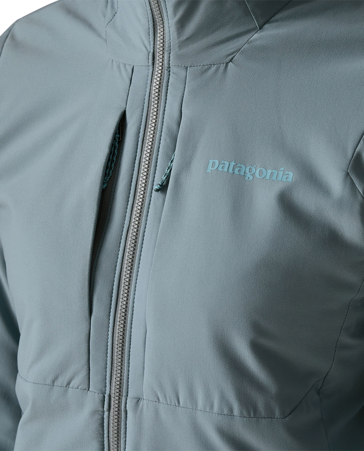 Närbild på bröstet av Patagonia Nano-Air Light Hoody Women i färgen Blue Sage med dragkedja och tryckt logotyp.