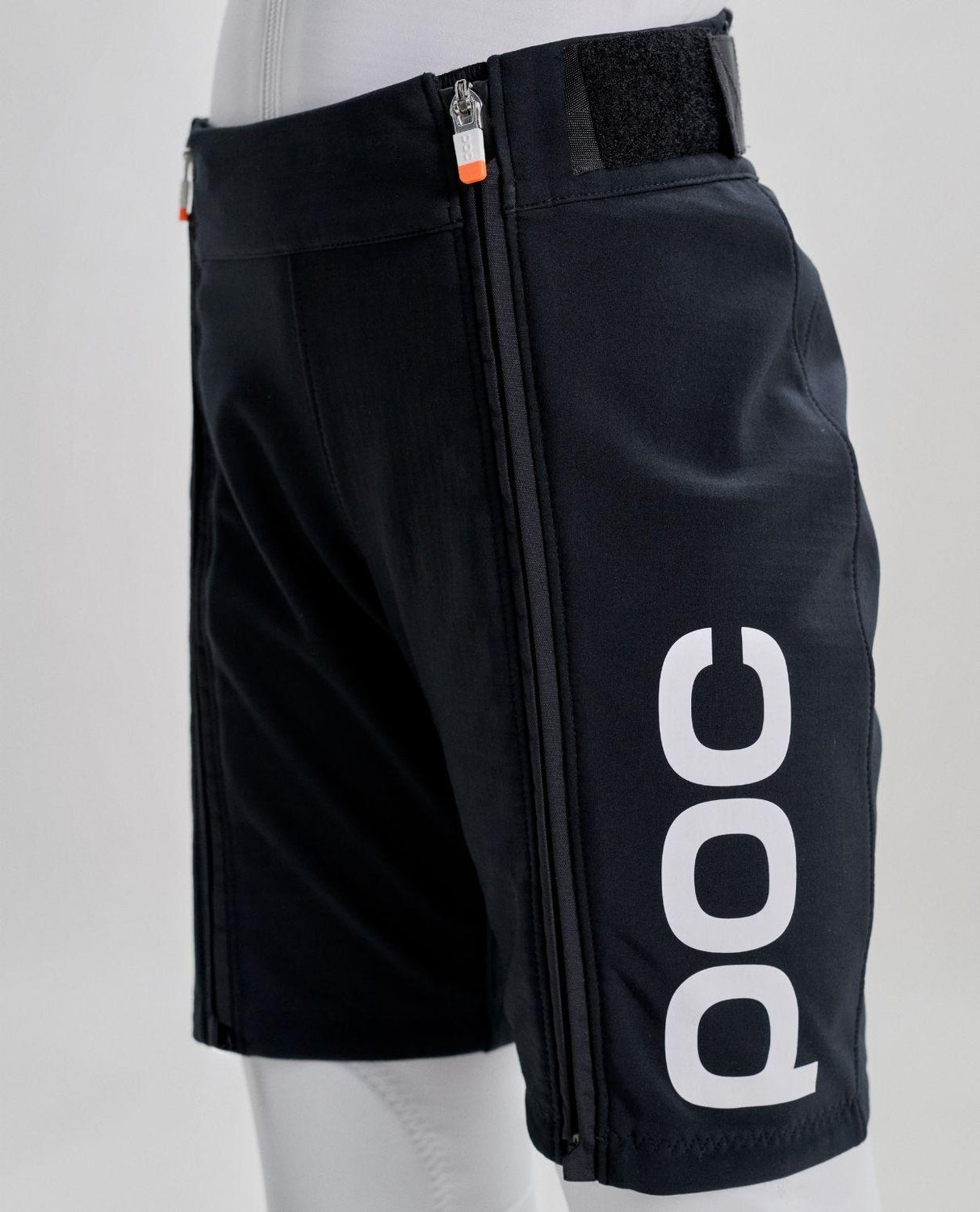 POC Junior Race Shorts i svart färg med vit logotyp på benet för alpin skidåkning.