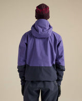 Arc'teryx Rush Jacket Men i lila och svart sett bakifrån på en skidåkare med mössa.