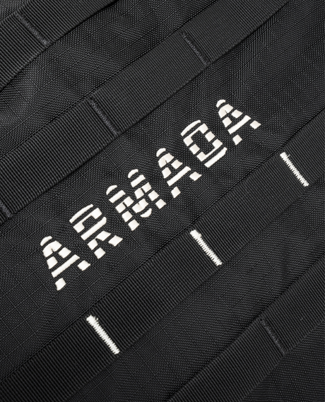 Armada AR Gear Haul 50L Tote - Svart detaljbild på logotyp och tyg