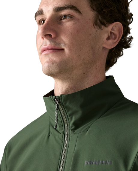 Närbild på Patagonia Nano-Air Light Jacket i färgen treeline green för herrar, med fokus på kragen och dragkedjan.