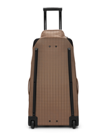 D_b_ Hugger Roller Bag 90L i färgnyansen Affogato Brown visar väskans baksida med teleskophandtag och hjul.
