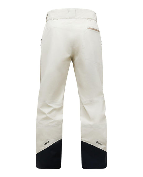 Peak Performance Alpine Gore-Tex 3L Pants Women i färgen Sand Fog visas bakifrån. Slitstarka dam skidbyxor med förstärkta svarta benslut och Recco-reflektorer.