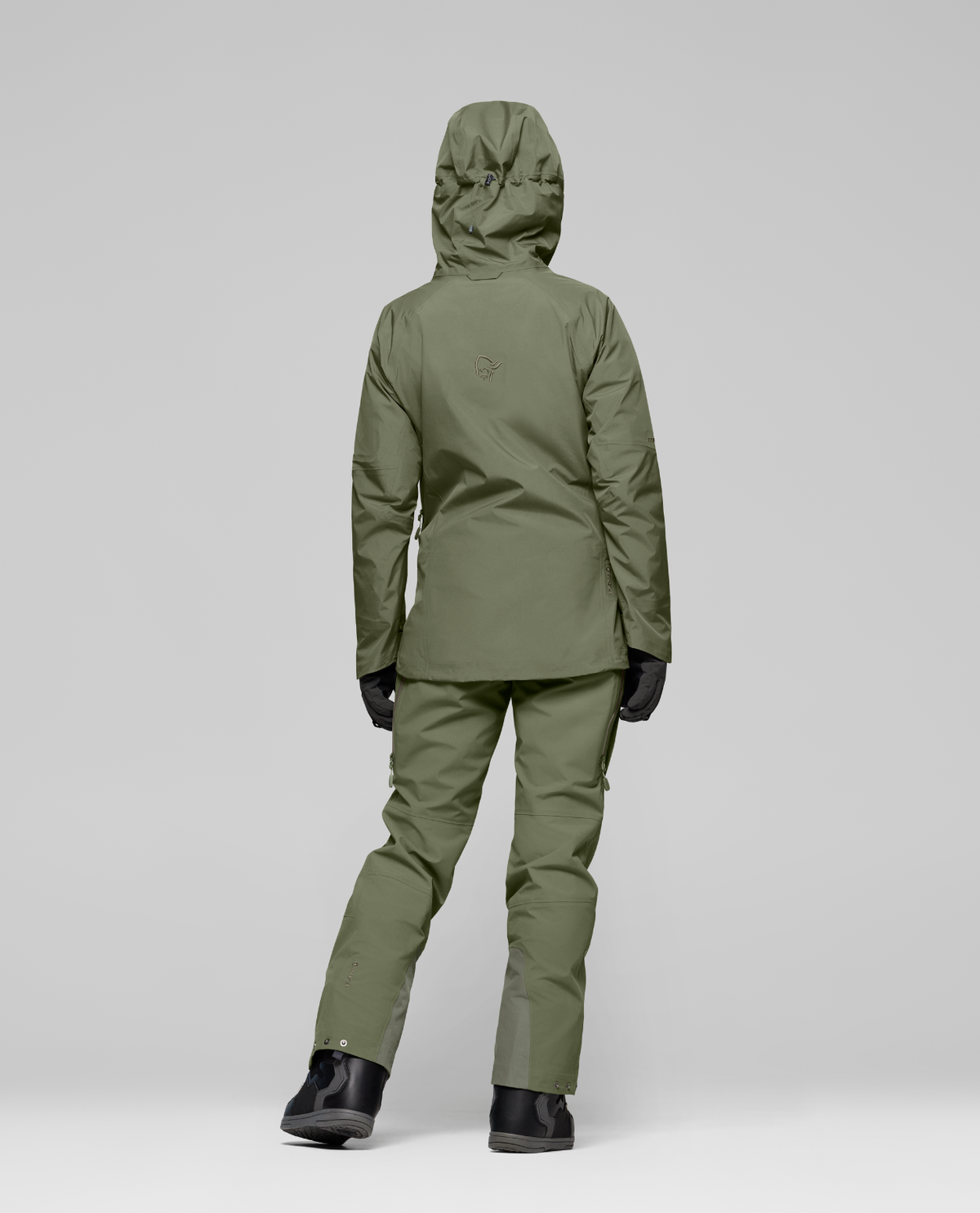 Norrøna Møre Gore-Tex Jacket Women i färg Deep Lichen Green visas bakifrån, en teknisk skidjacka för damer.